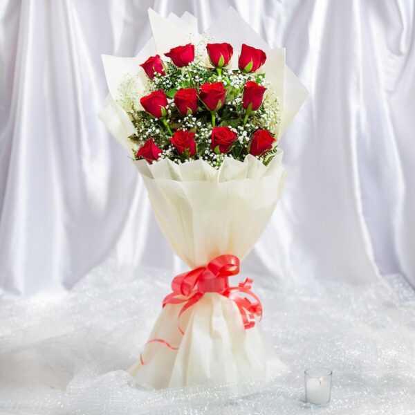 Classic Aura 12 Red Roses Bouquet